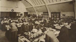 Studenten aan het werk in een polytechnisch laboratorium